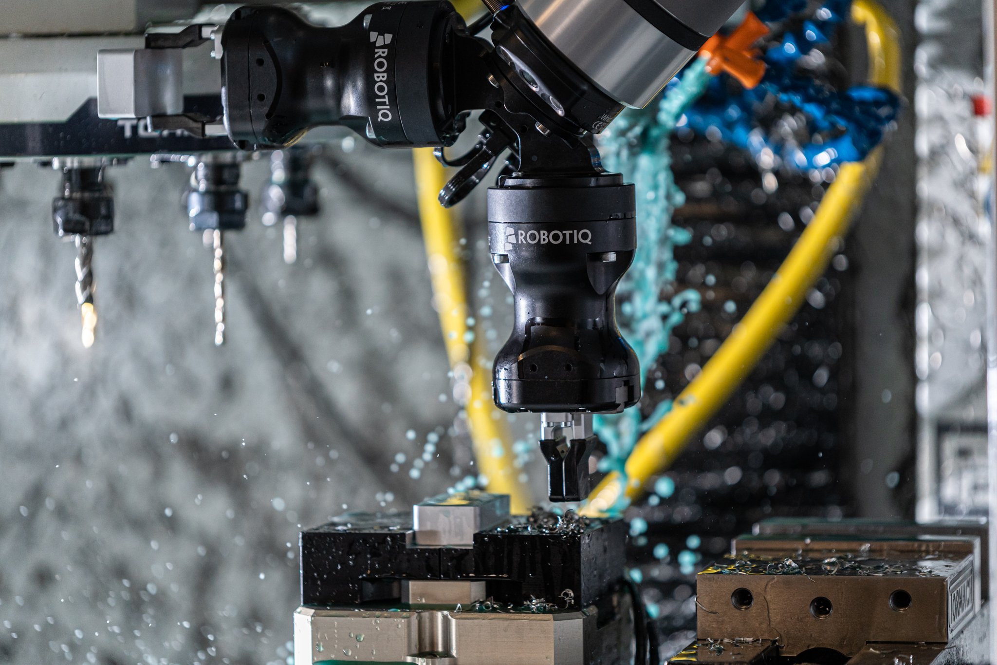 【ROBOTIQ】Dual_Hand-E_Coolant_CNC_Machine