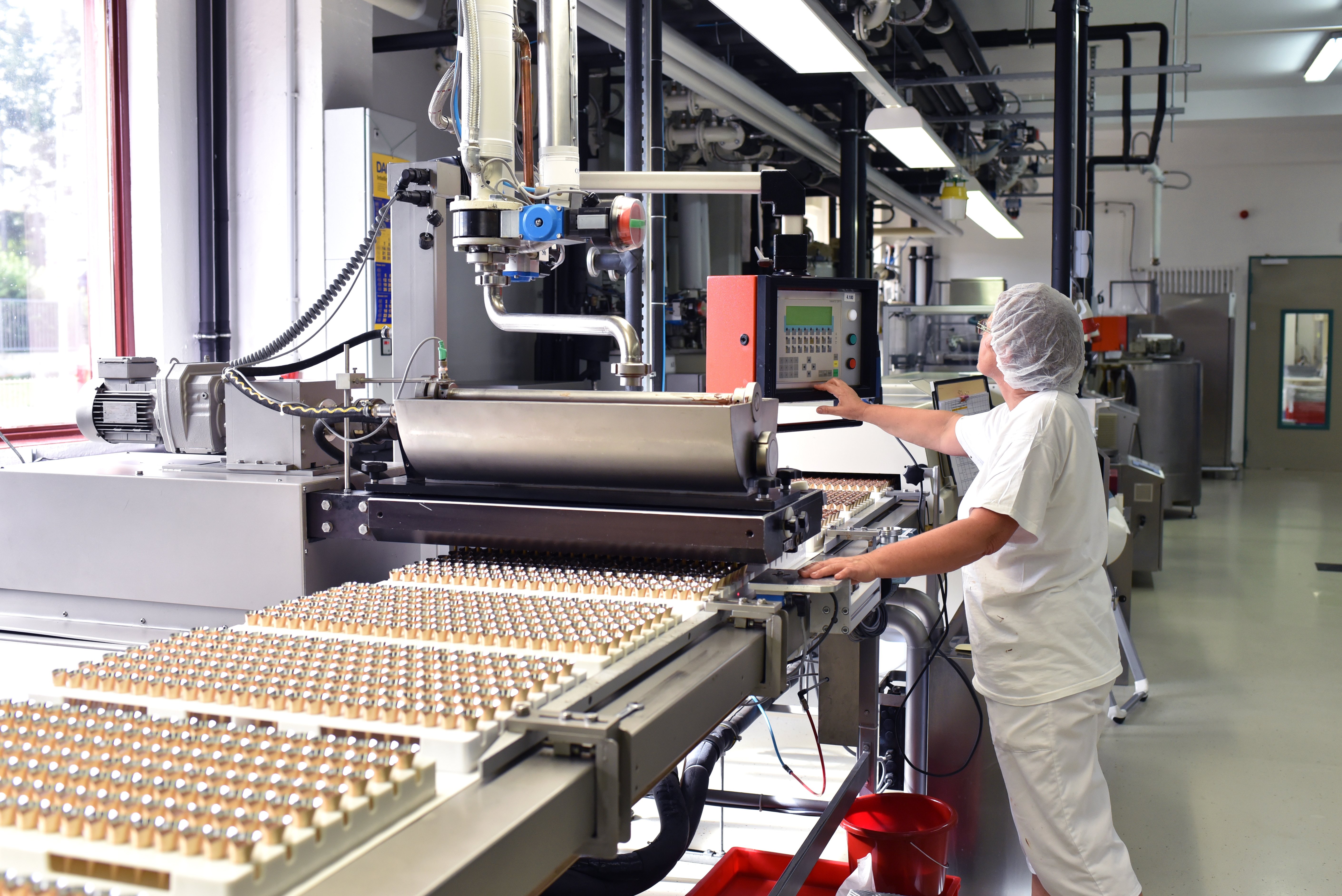 IDECpic_Worker on an assembly line in the food industry